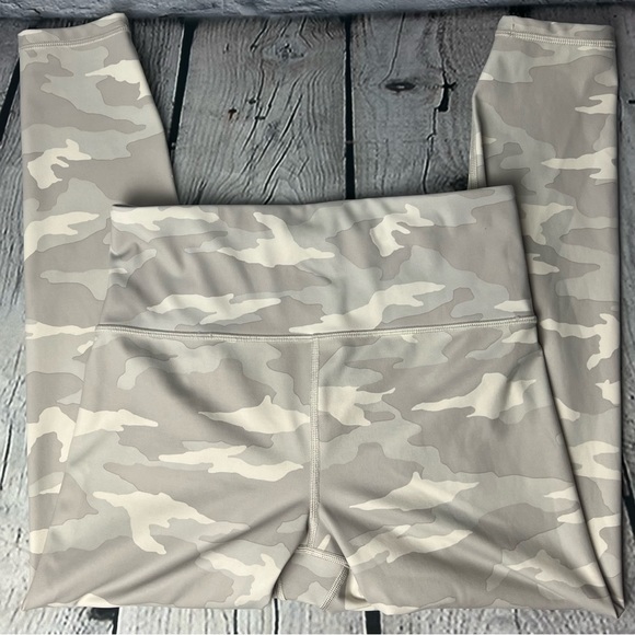 Women’s Athleta Elation 7/8 tights size M - Picture 1 of 6